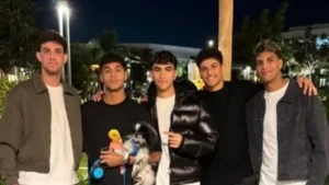 محمد السيد يلتقي بلاعبي الأهلي في صورة تجمع نجوم الزمالك والأهلي